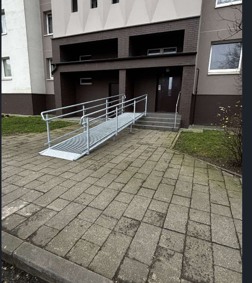 Rampa prie daugiabučio įėjimo, cinkuotas plienas