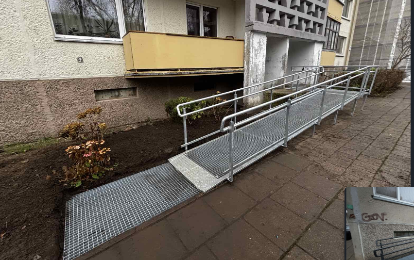 Metalinė neįgaliųjų užvažiavimų rampa su turėklais