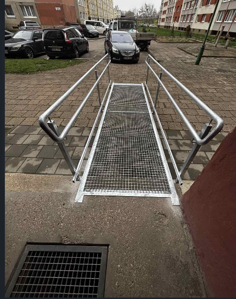Simetriška rampa su lenktais turėklais